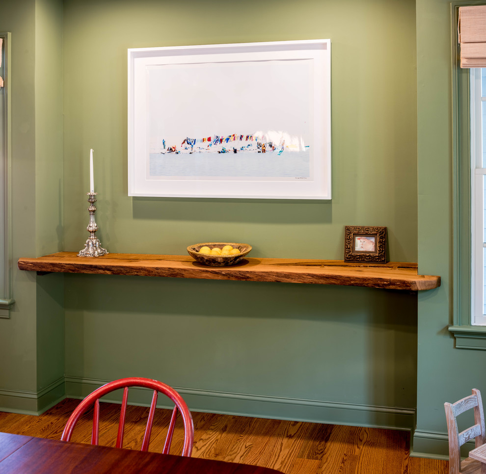 Пример оригинального дизайна: столовая в стиле кантри с зелеными стенами и паркетным полом среднего тона