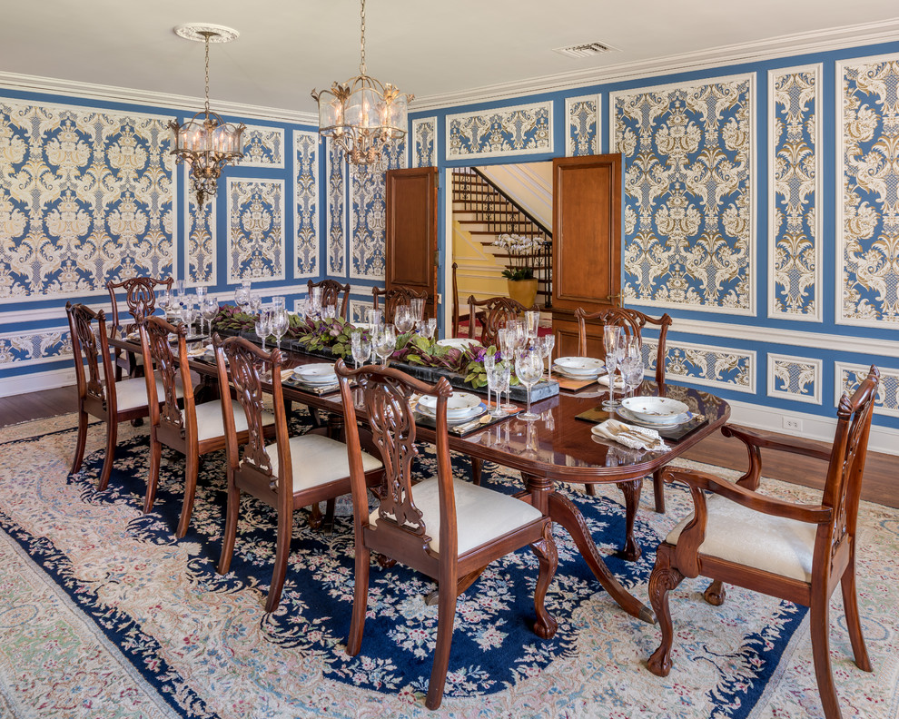 Esempio di una sala da pranzo tradizionale chiusa con pareti multicolore e pavimento in legno massello medio
