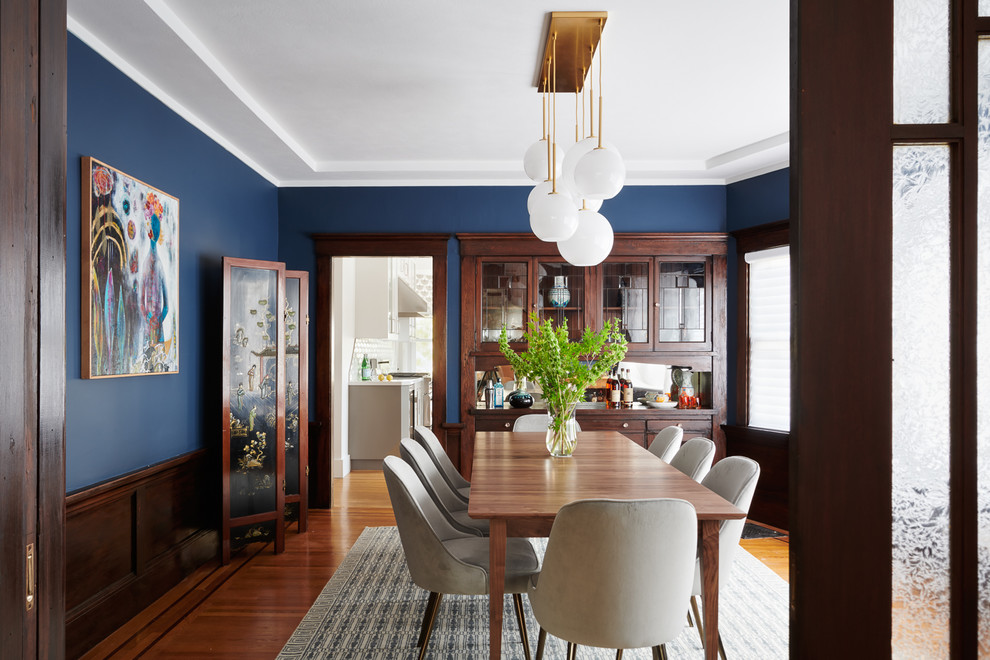 Foto de comedor clásico renovado cerrado con paredes azules, suelo de madera en tonos medios y suelo marrón