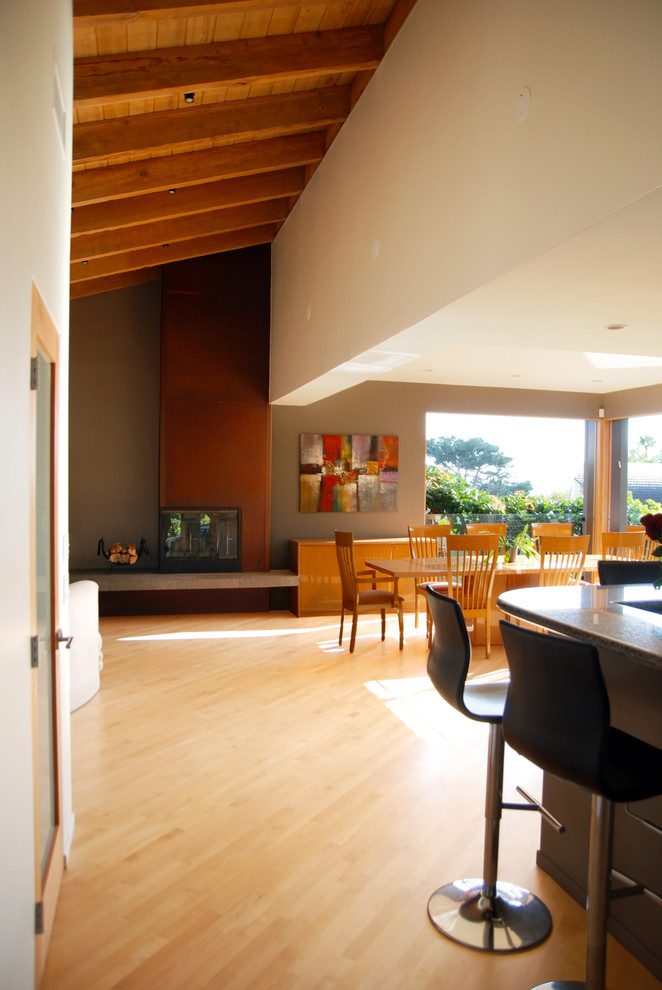 Идея дизайна: большая гостиная-столовая в современном стиле с коричневыми стенами, светлым паркетным полом и горизонтальным камином