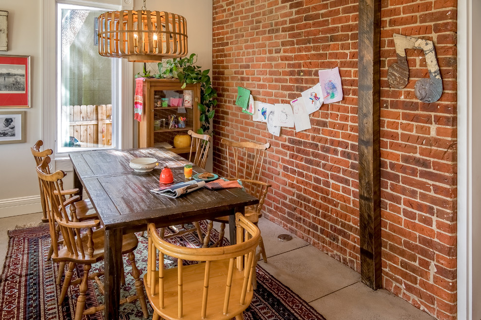 Idee per una sala da pranzo aperta verso il soggiorno stile rurale di medie dimensioni con pareti beige, pavimento in cemento e pavimento grigio