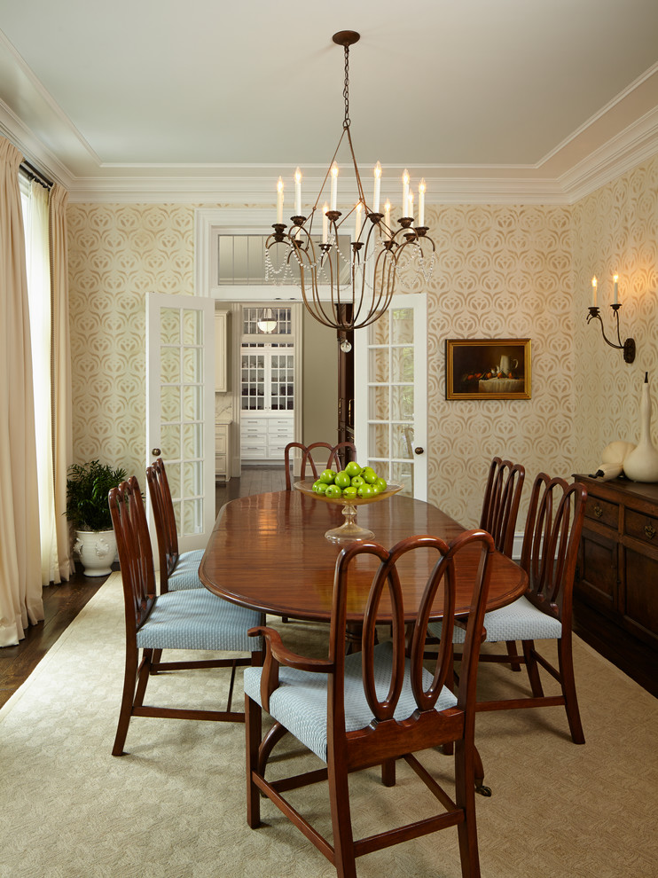 На фото: большая отдельная столовая в классическом стиле с коричневыми стенами, темным паркетным полом и коричневым полом без камина
