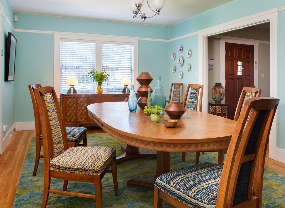 Foto på ett mellanstort vintage kök med matplats, med blå väggar och mellanmörkt trägolv