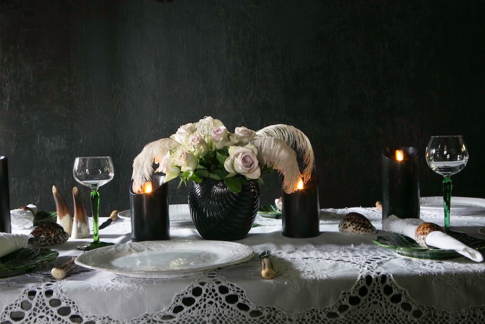 Esempio di una sala da pranzo aperta verso la cucina bohémian con pareti nere