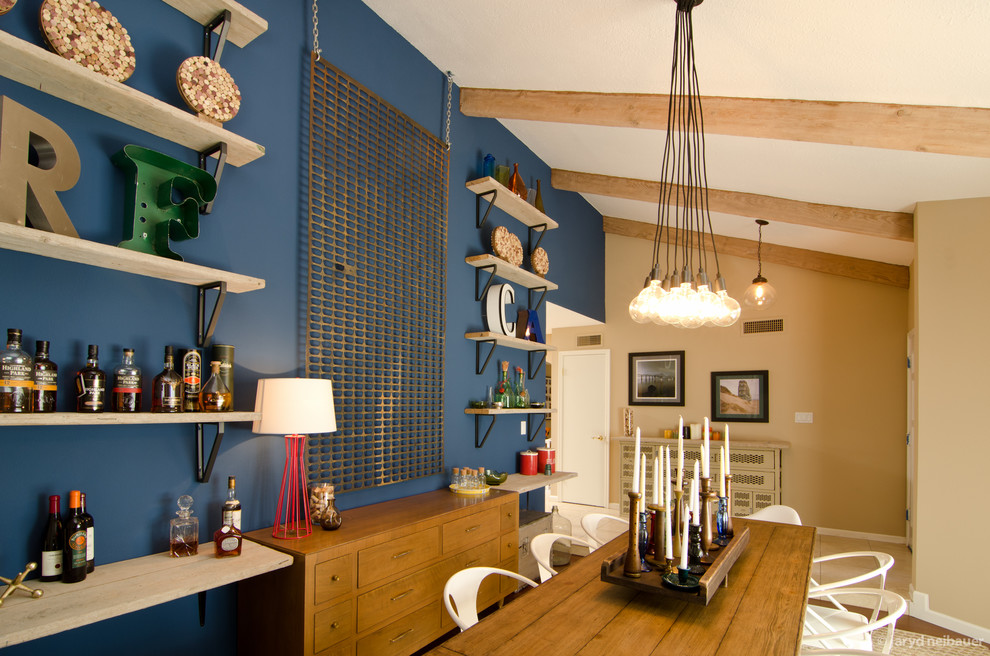 Offenes, Mittelgroßes Eklektisches Esszimmer mit blauer Wandfarbe und braunem Holzboden in Phoenix