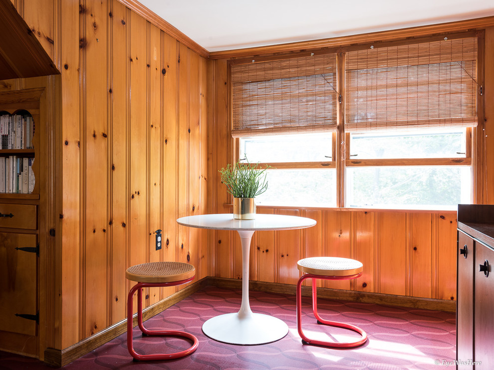 На фото: столовая среднего размера в стиле ретро с желтыми стенами, полом из линолеума и красным полом