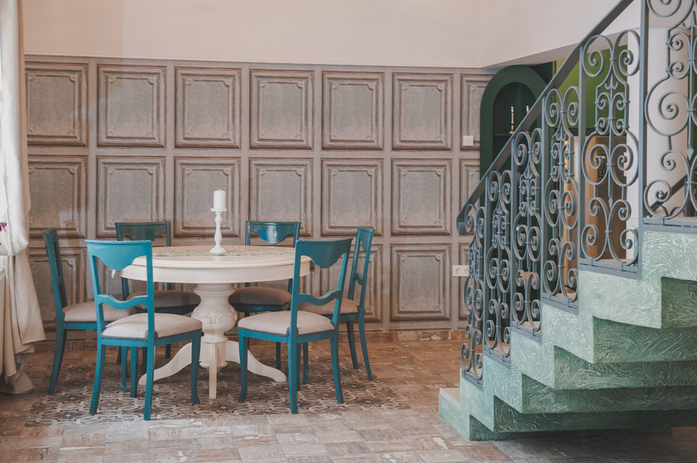 Cette photo montre une petite salle à manger ouverte sur le salon asiatique avec un mur bleu, un sol en ardoise et un sol beige.