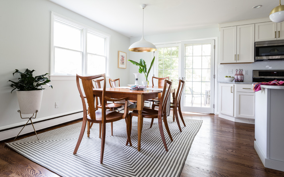 Kleine Moderne Wohnküche mit grauer Wandfarbe, braunem Holzboden, Kamin, Kaminumrandung aus Metall und braunem Boden in Philadelphia
