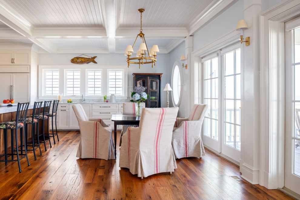 Immagine di una sala da pranzo stile marino con pareti grigie, pavimento in legno massello medio, pavimento marrone e soffitto a cassettoni
