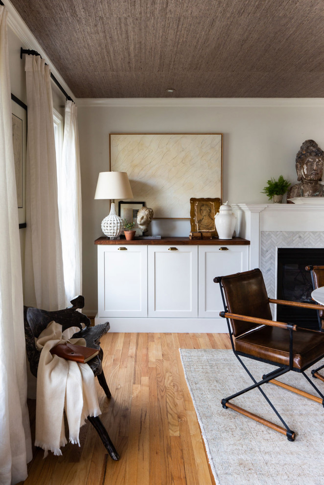 Geschlossenes, Mittelgroßes Stilmix Esszimmer mit weißer Wandfarbe, hellem Holzboden, Kamin, Kaminumrandung aus Stein und Tapetendecke in Austin