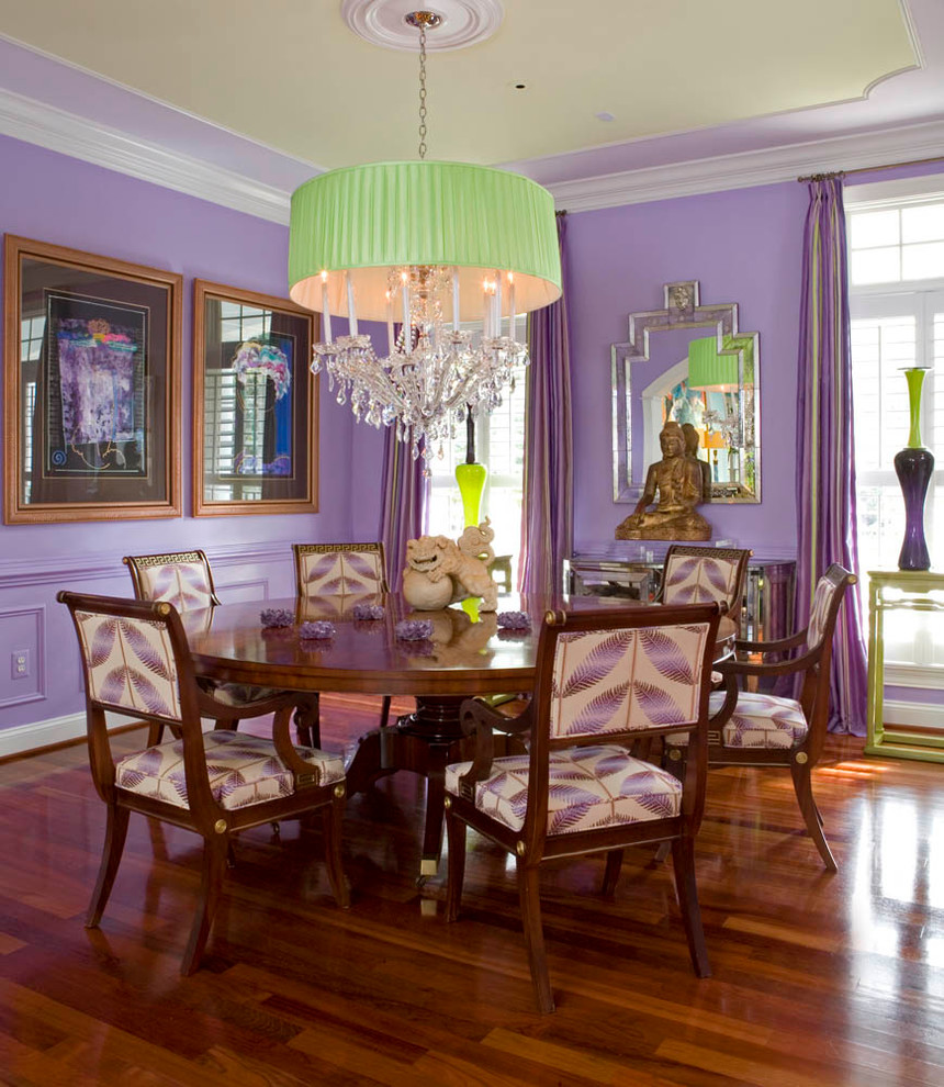 Ejemplo de comedor ecléctico de tamaño medio cerrado sin chimenea con paredes púrpuras y suelo de madera en tonos medios