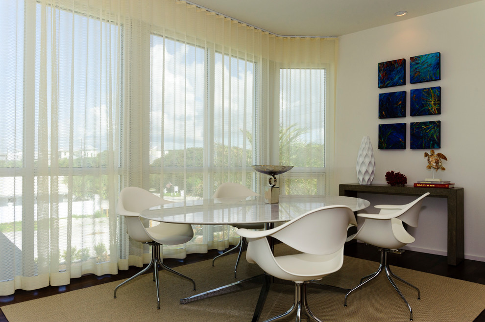 Ispirazione per una sala da pranzo tropicale di medie dimensioni con pareti bianche