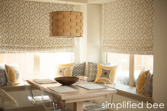 Immagine di una sala da pranzo aperta verso il soggiorno contemporanea di medie dimensioni con pareti beige