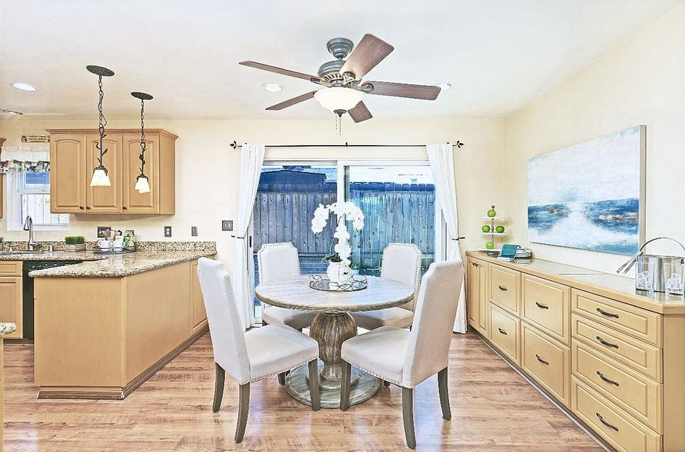 Immagine di una sala da pranzo aperta verso il soggiorno chic di medie dimensioni con pareti bianche, pavimento in laminato e pavimento beige