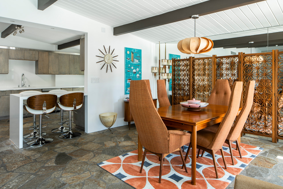 Идея дизайна: гостиная-столовая среднего размера в стиле ретро с белыми стенами, полом из сланца и разноцветным полом без камина