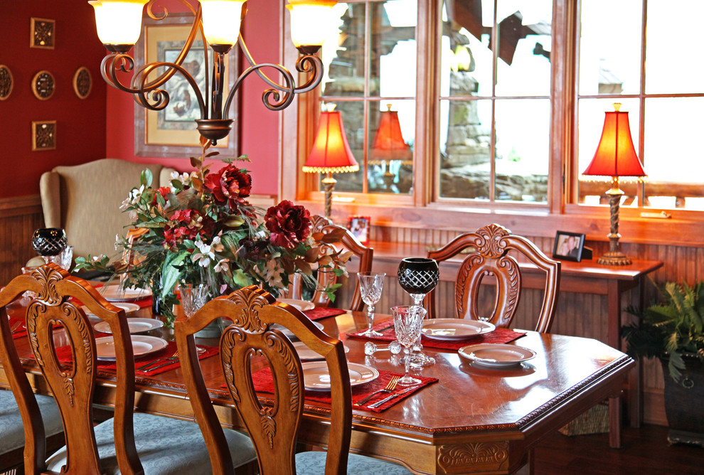 Idéer för att renovera ett stort rustikt kök med matplats, med röda väggar och mellanmörkt trägolv
