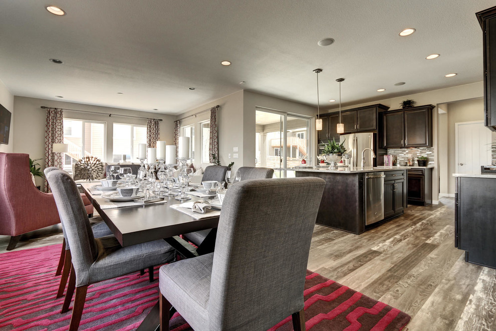 Mittelgroße Klassische Wohnküche mit beiger Wandfarbe, Porzellan-Bodenfliesen, Kamin und gefliester Kaminumrandung in Denver