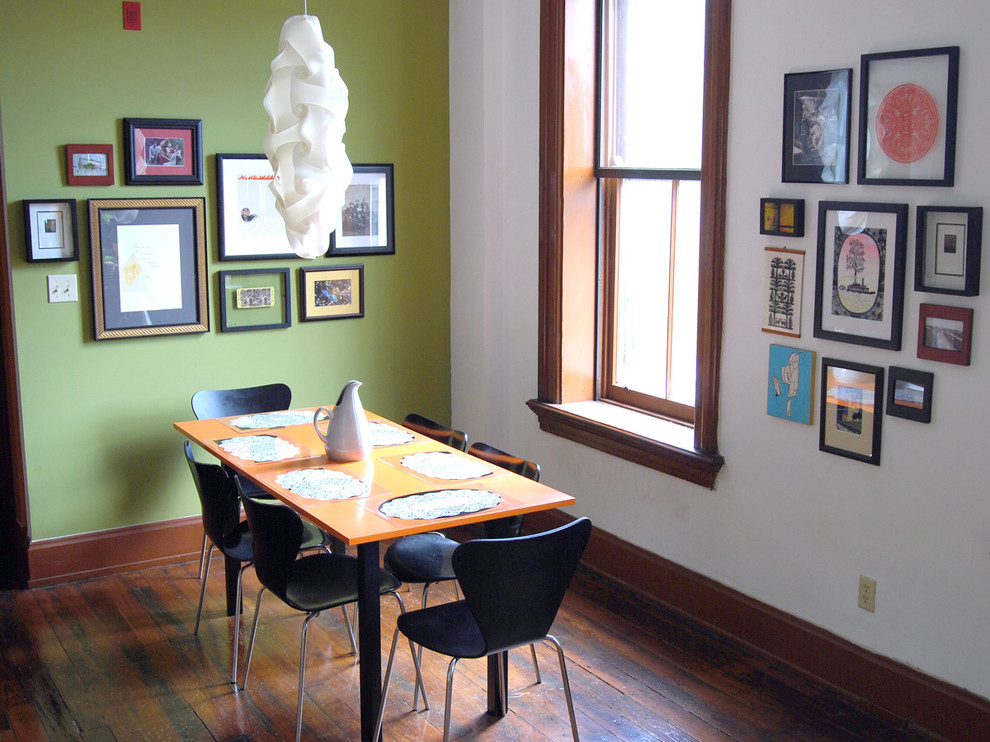 На фото: столовая в классическом стиле с зелеными стенами и темным паркетным полом