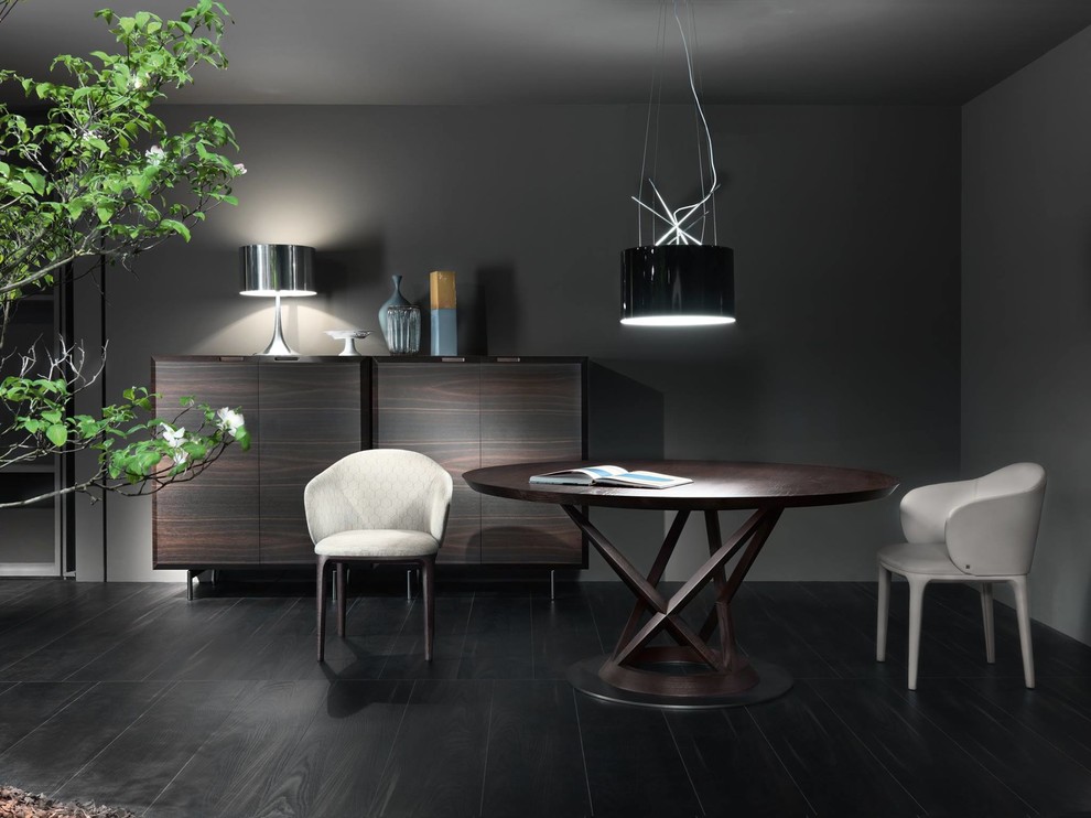 На фото: маленькая гостиная-столовая в современном стиле с серыми стенами, деревянным полом и черным полом для на участке и в саду с
