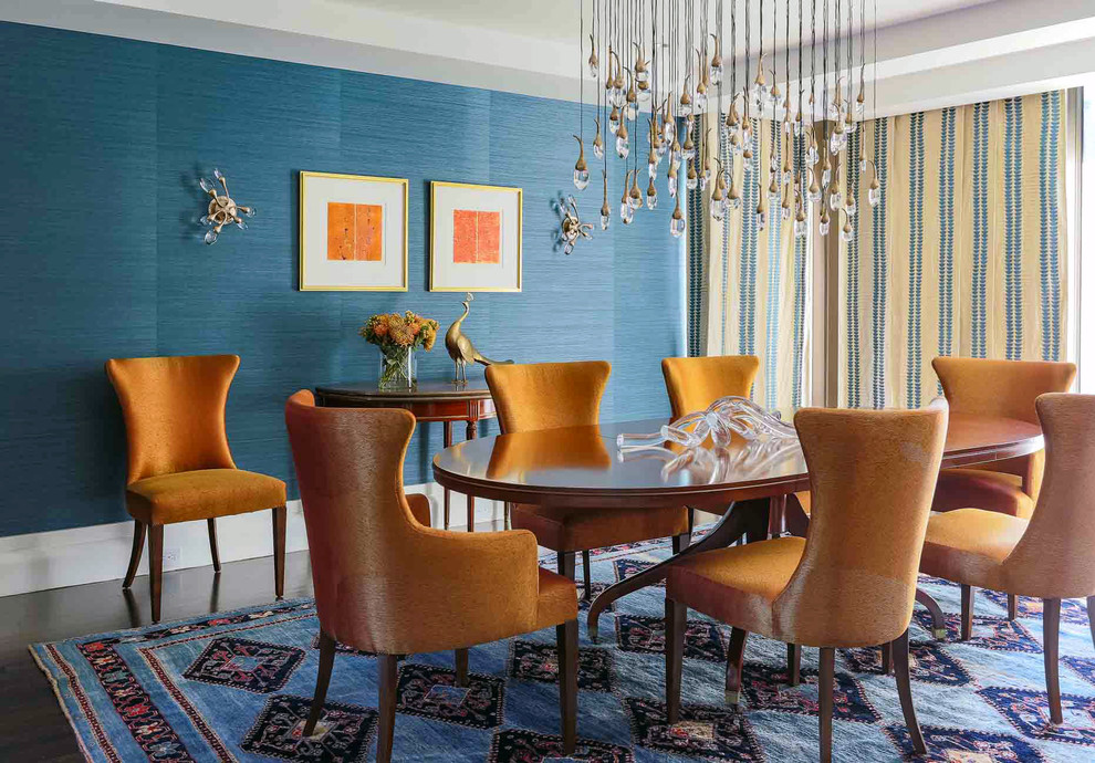 Idee per una sala da pranzo design con pareti blu e parquet scuro