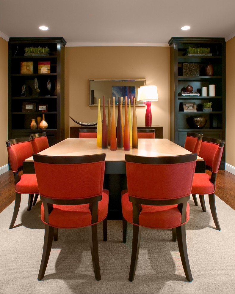 Idées déco pour une salle à manger classique avec un mur marron et un sol en bois brun.