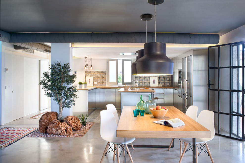 Стильный дизайн: большая кухня-столовая в стиле лофт с белыми стенами и бетонным полом без камина - последний тренд