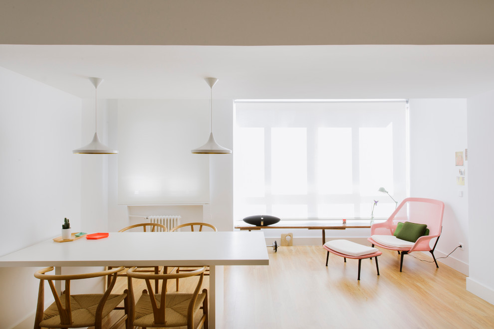 Idee per una grande sala da pranzo aperta verso la cucina minimal con pareti bianche, pavimento in legno massello medio e nessun camino