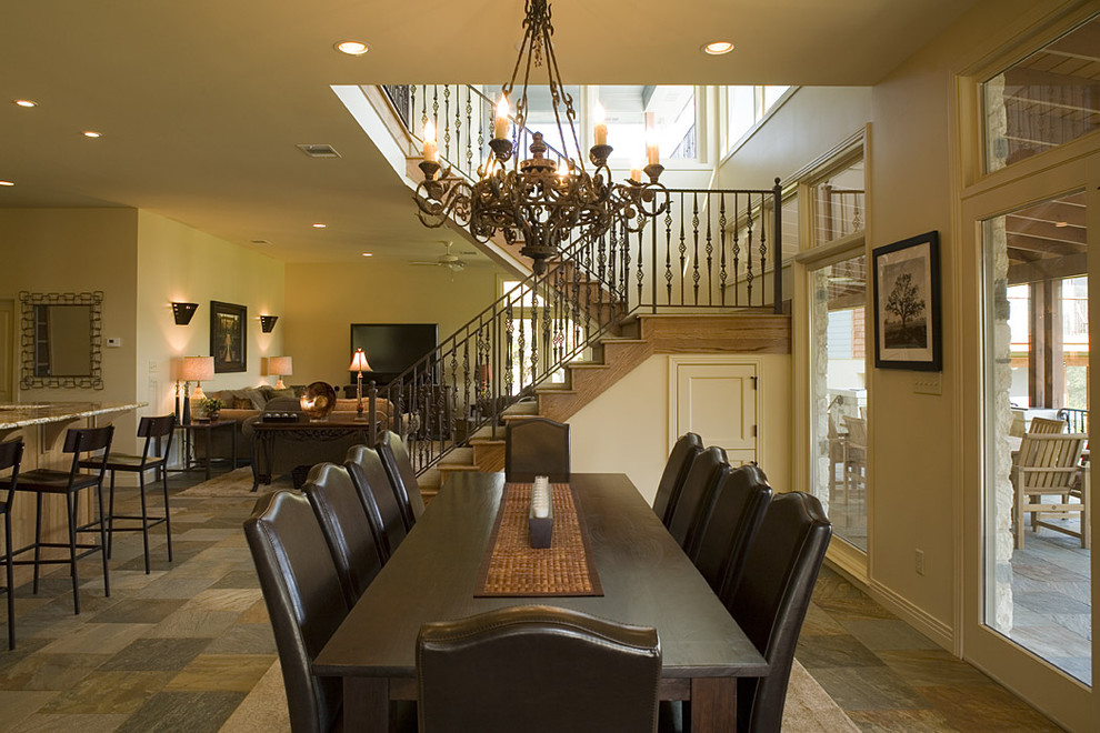 Immagine di una sala da pranzo aperta verso la cucina chic di medie dimensioni con pareti beige, pavimento in ardesia e pavimento multicolore