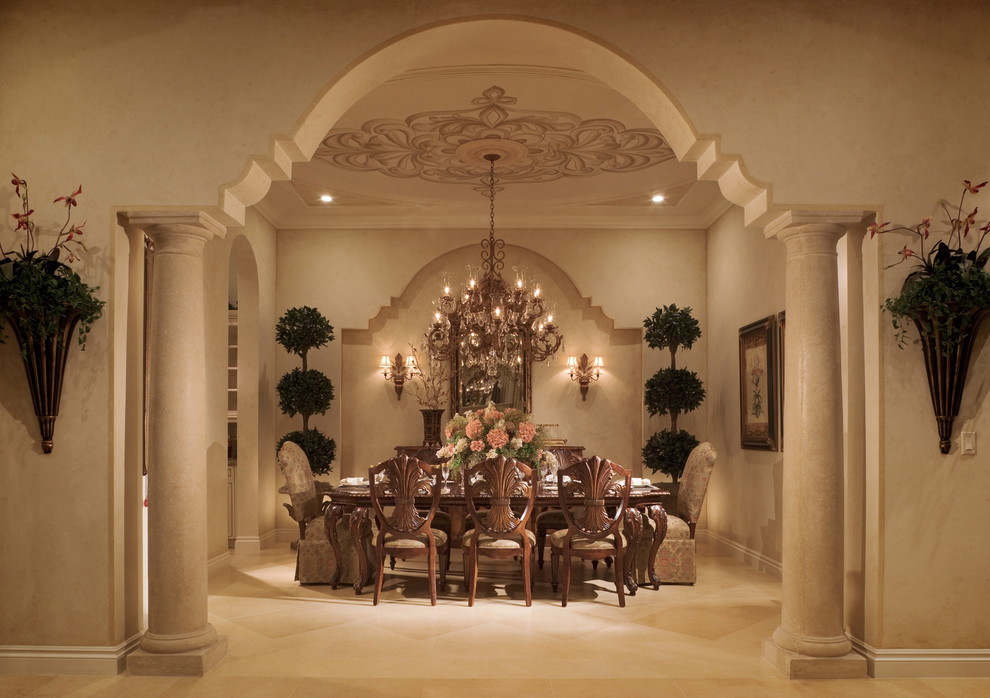 Immagine di una sala da pranzo tradizionale di medie dimensioni con pareti beige e pavimento in marmo
