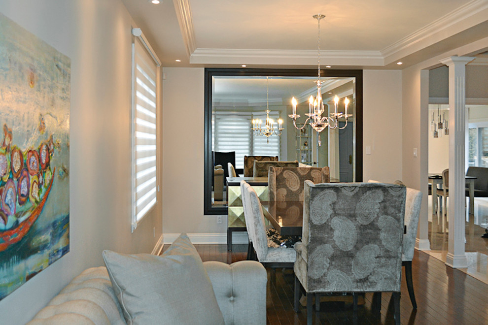 Immagine di una sala da pranzo aperta verso il soggiorno tradizionale con pareti beige e parquet scuro