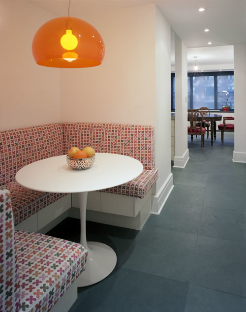 Идея дизайна: кухня-столовая среднего размера в стиле модернизм с белыми стенами и полом из сланца