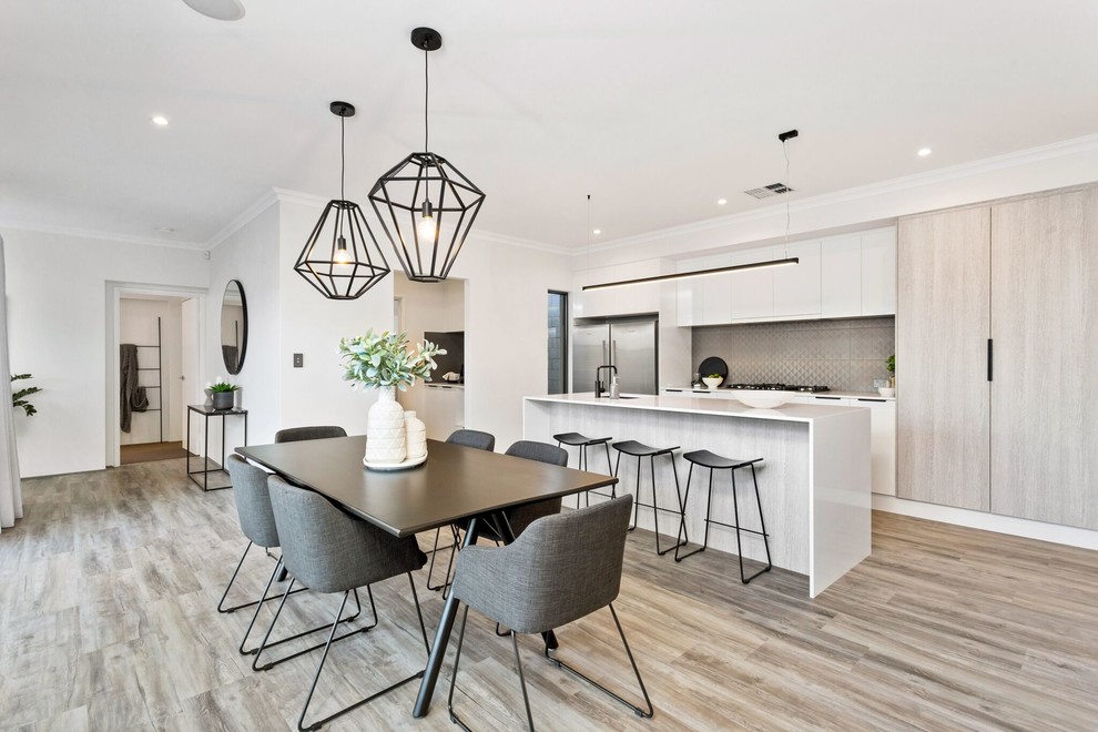 Moderne Wohnküche mit weißer Wandfarbe und hellem Holzboden in Perth