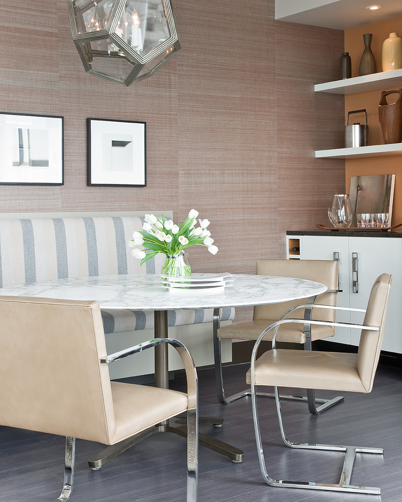 Réalisation d'une salle à manger ouverte sur la cuisine design de taille moyenne avec un mur beige et un sol en bois brun.