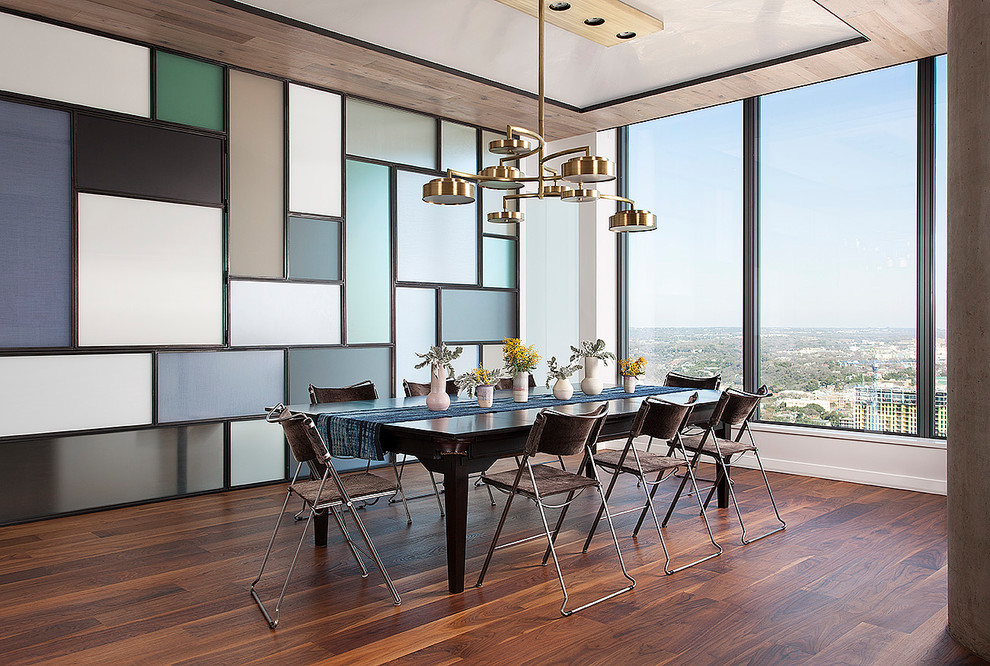 Immagine di una sala da pranzo design con pareti multicolore, parquet scuro e pavimento marrone