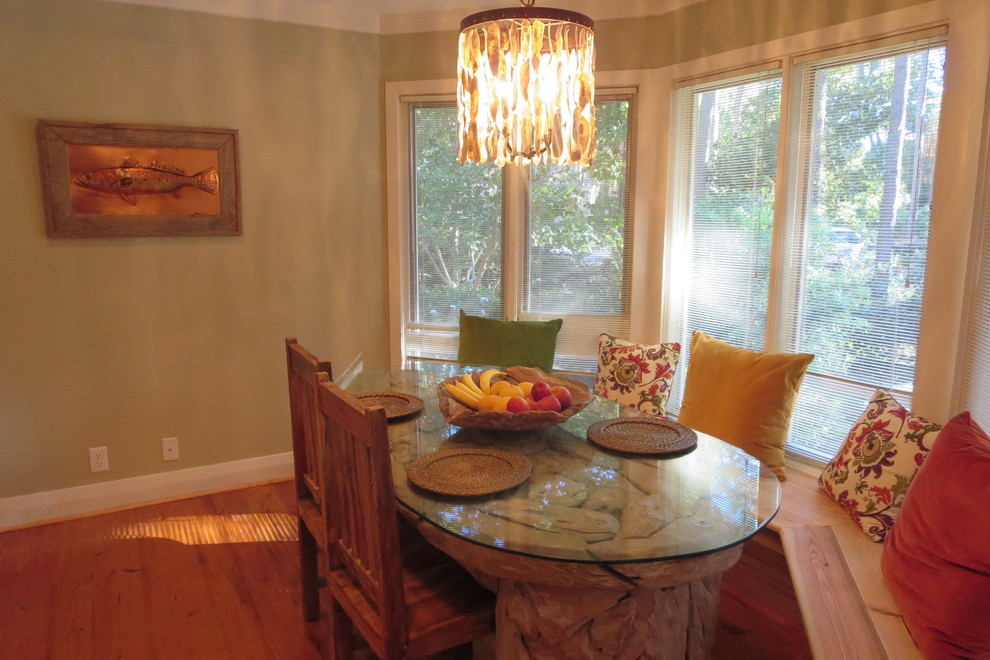 Aménagement d'une salle à manger ouverte sur la cuisine classique de taille moyenne avec un mur vert, un sol en bois brun et aucune cheminée.