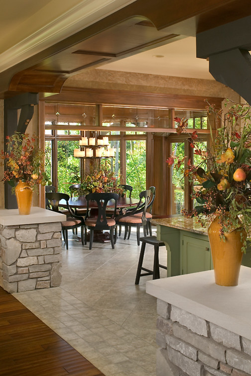 Cette photo montre une grande salle à manger ouverte sur la cuisine chic avec un mur marron et un sol en carrelage de porcelaine.