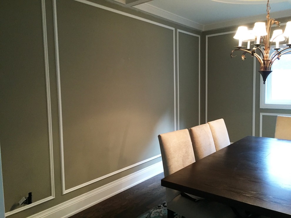 Immagine di una sala da pranzo classica con pareti grigie