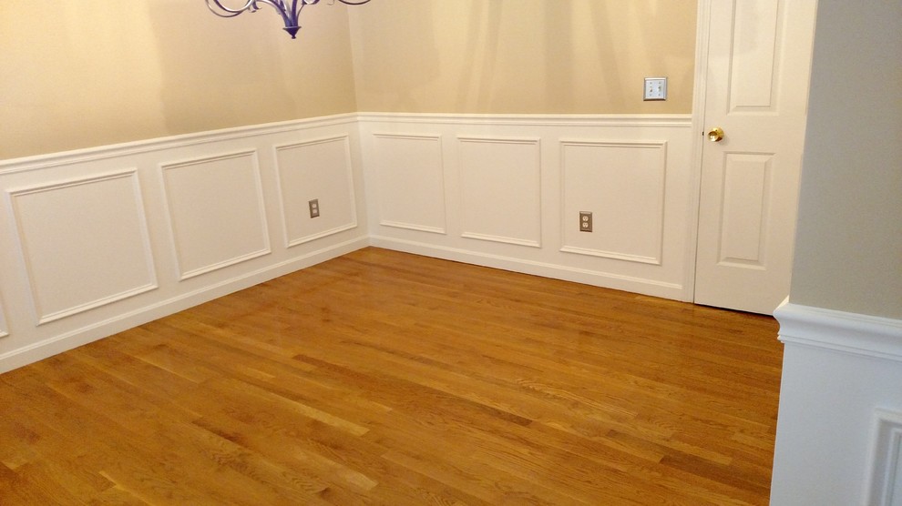 Aménagement d'une salle à manger classique fermée et de taille moyenne avec un mur beige et parquet clair.