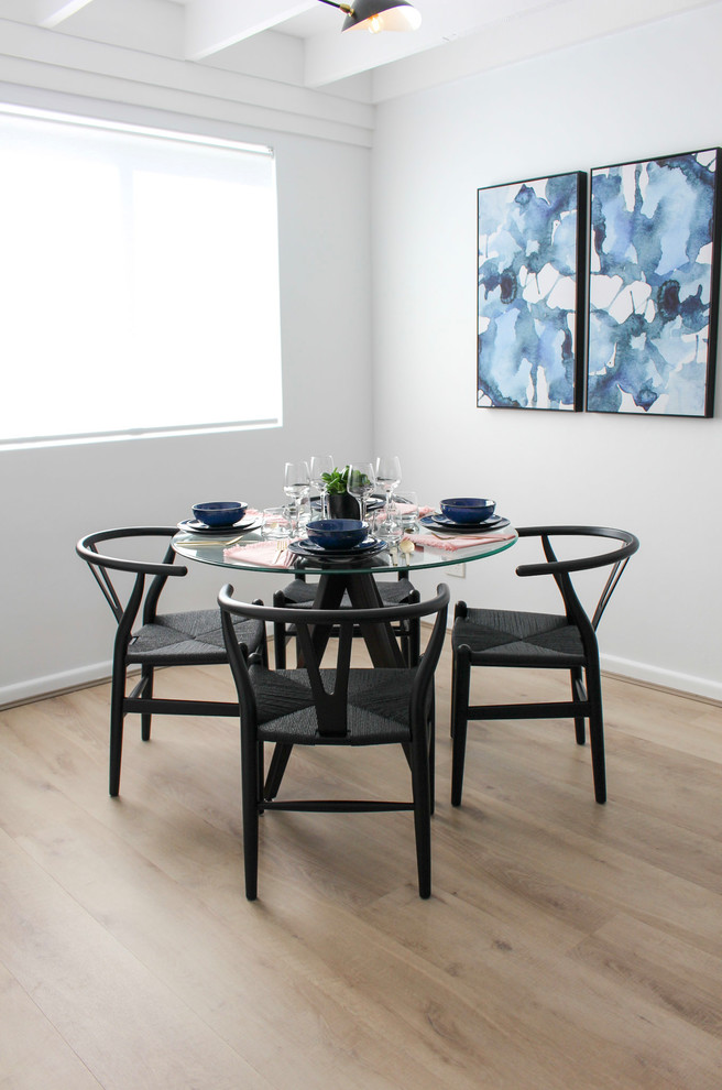 Immagine di una piccola sala da pranzo aperta verso il soggiorno minimal con pareti bianche e pavimento multicolore