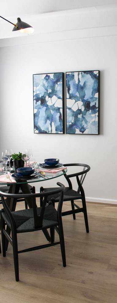 Foto di una piccola sala da pranzo aperta verso il soggiorno design con pareti bianche e pavimento multicolore