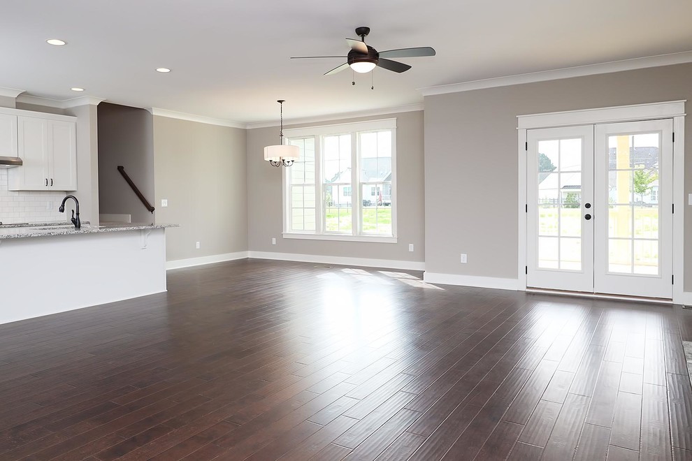 Mittelgroße Klassische Wohnküche mit grauer Wandfarbe, braunem Boden und Vinylboden in Raleigh