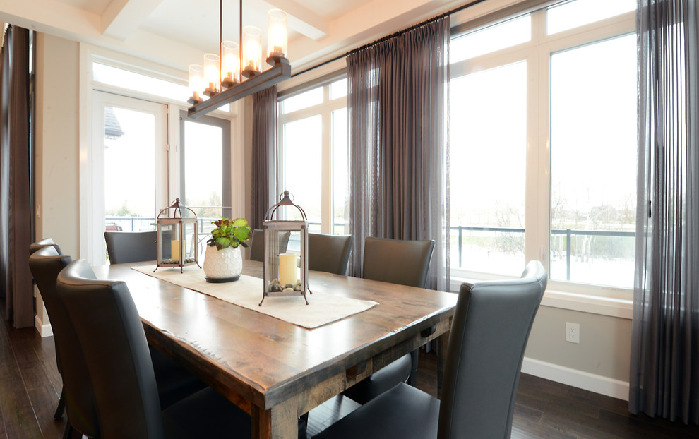 Cette photo montre une salle à manger ouverte sur le salon tendance de taille moyenne avec un mur gris et parquet foncé.