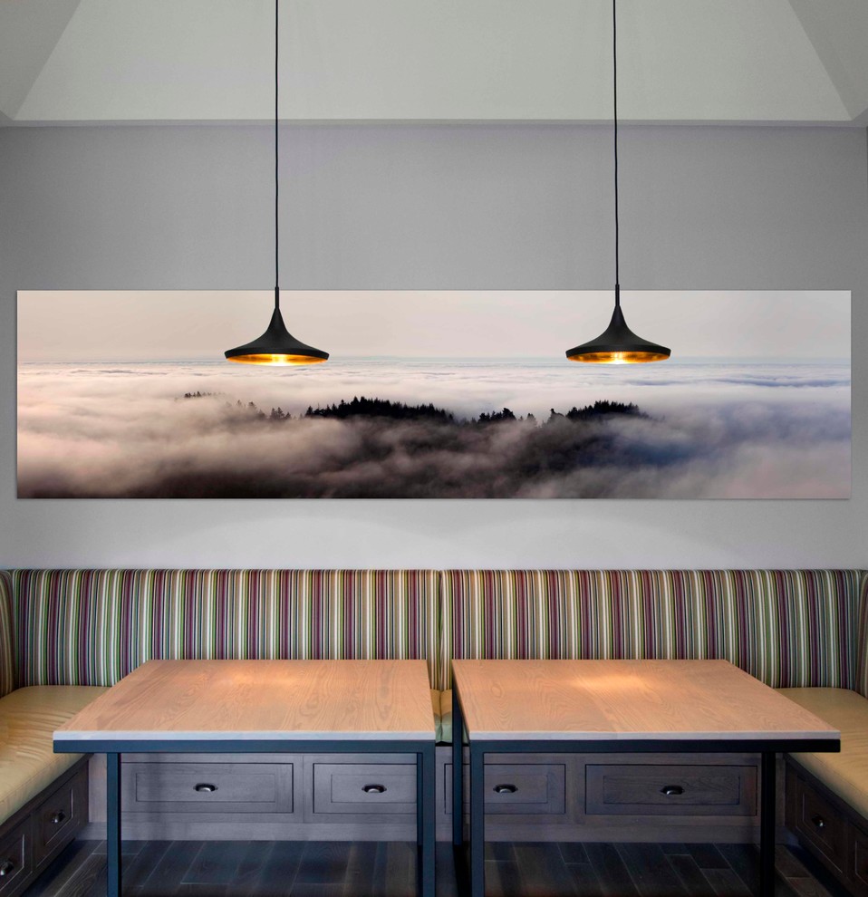 Inspiration pour une salle à manger ouverte sur la cuisine design de taille moyenne avec un mur violet, parquet foncé et un sol marron.
