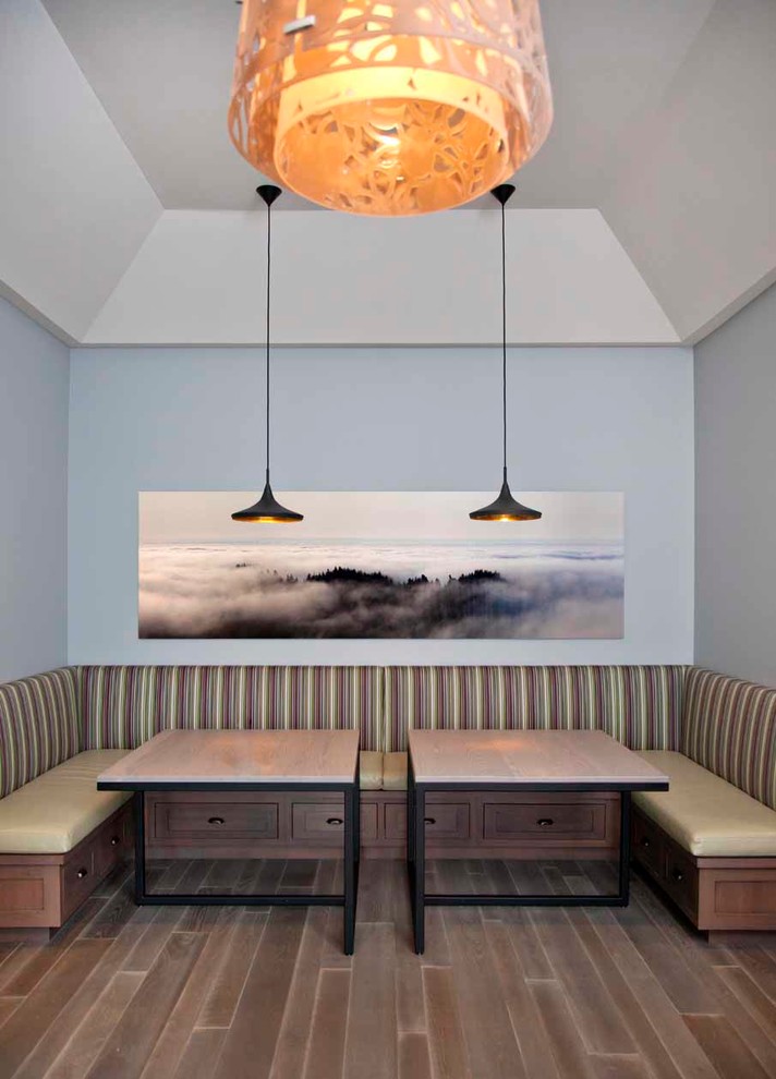 Mittelgroße Moderne Wohnküche mit lila Wandfarbe, dunklem Holzboden und braunem Boden in Chicago