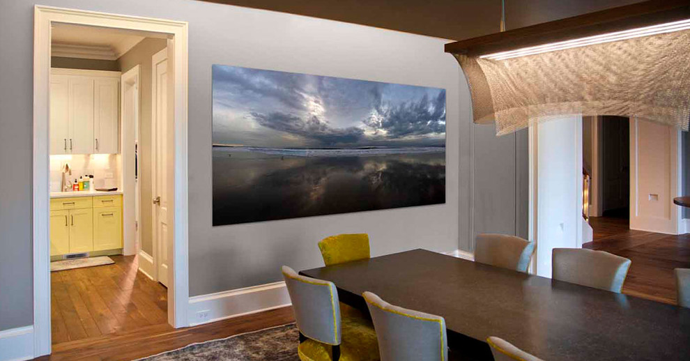 Cette image montre une salle à manger design de taille moyenne et fermée avec un mur gris, un sol en bois brun et un sol marron.
