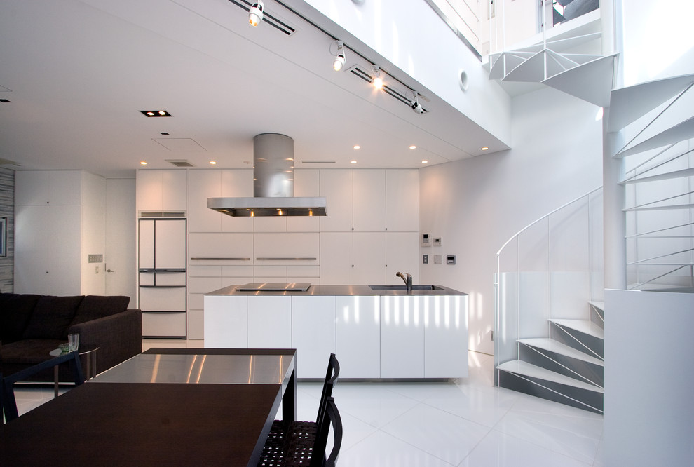 Idee per una sala da pranzo aperta verso il soggiorno minimalista con pareti bianche, pavimento in marmo e pavimento bianco