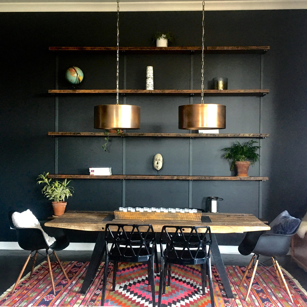 Идея дизайна: большая кухня-столовая с черными стенами, деревянным полом и черным полом