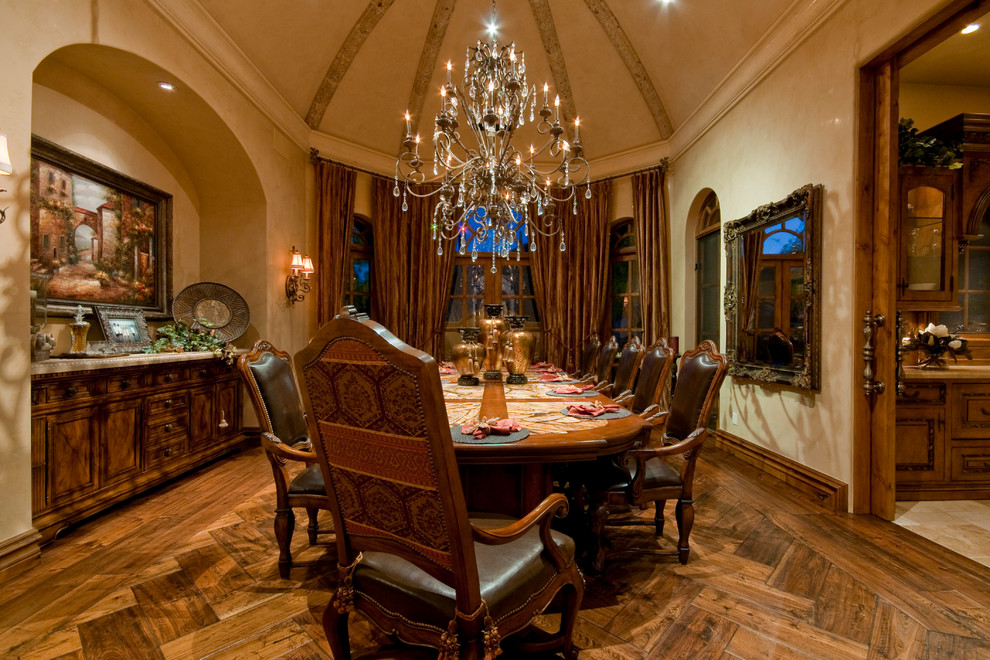 Cette image montre une très grande salle à manger traditionnelle fermée avec un mur beige et parquet clair.