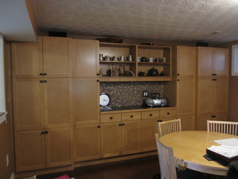 Immagine di una sala da pranzo chic chiusa e di medie dimensioni con pareti marroni, nessun camino e pavimento marrone