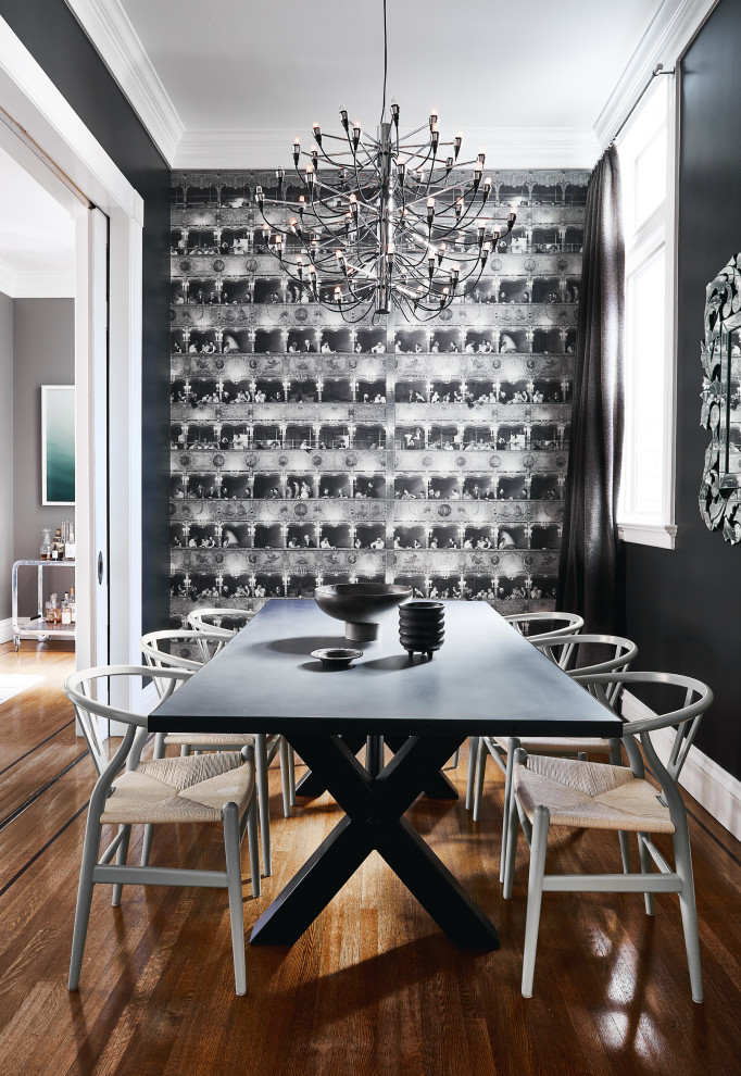 Ispirazione per una sala da pranzo contemporanea con pareti nere, parquet scuro, pavimento marrone e carta da parati